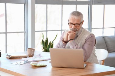 Olgun öğretmen evde online ders veriyor.