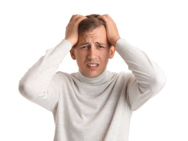 Beyaz arka planda depresif genç adam