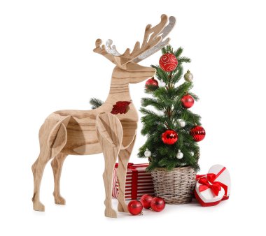 Tahta rengeyiği Noel ağacı ve beyaz arka planda hediyeler