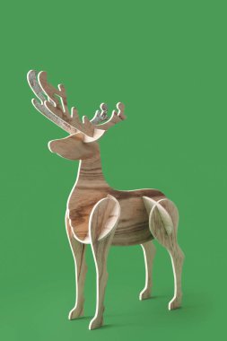 Yeşil arka planda Noel ahşap ren geyiği
