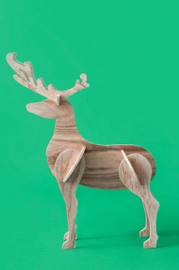 Yeşil arka planda Noel ahşap ren geyiği