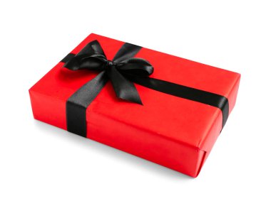 Beyaz arka planda hediye kutusu. Kara Cuma indirimi