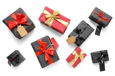 Beyaz arka planda fiyat etiketleri olan hediye kutuları. Kara Cuma indirimi