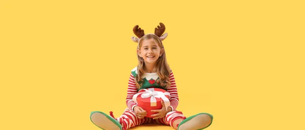 Cute Little Elf Christmas Gift Yellow Background — Stock Photo, Image