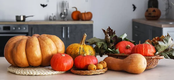 Basket Autumn Leaves Halloween Pumpkins Table Kitchen — Stock Photo, Image