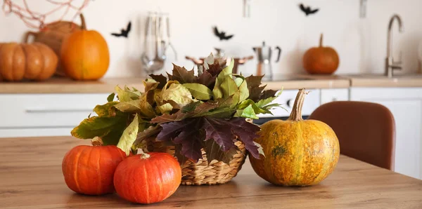 Koš Podzimními Listy Halloweenskými Dýněmi Jídelním Stole Kuchyni — Stock fotografie