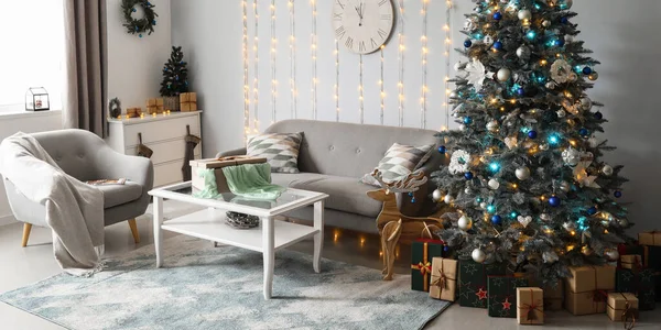 Interior Elegante Sala Estar Com Árvore Natal Mobiliário Acolhedor — Fotografia de Stock