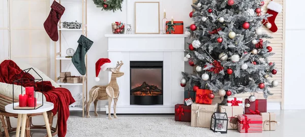 Işıklı Oturma Odasında Hediyeleri Şöminesi Olan Güzel Noel Ağacı — Stok fotoğraf