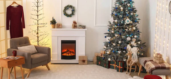 Stylish Interior Light Living Room Christmas Tree Fireplace — Stock Photo, Image