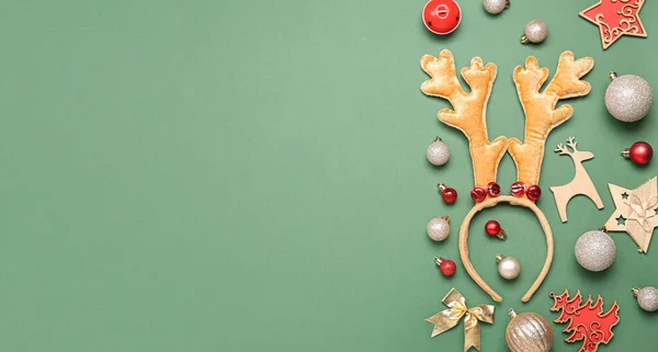 Skladba Vánoční Rohy Sobů Krásný Dekor Zeleném Pozadí Prostorem Pro — Stock fotografie
