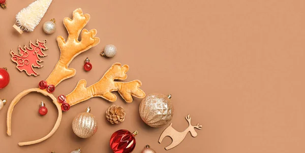 Noel Geyiği Boynuzlarıyla Kompozisyon Kahverengi Arkaplan Üzerinde Güzel Dekor Metin — Stok fotoğraf