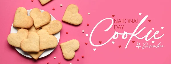 Placa Con Sabrosas Galletas Forma Corazón Sobre Fondo Rosa Día — Foto de Stock