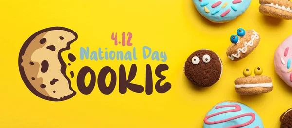Sarı Arka Planda Donutlu Komik Kurabiyeler Ulusal Kurabiye Günü — Stok fotoğraf