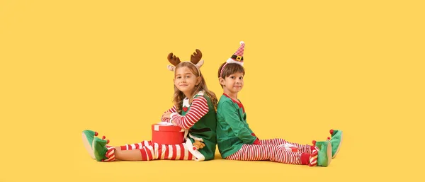 Lindos Pequeños Elfos Con Regalo Navidad Sobre Fondo Amarillo — Foto de Stock