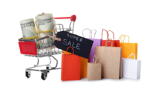 異なる紙袋 ショッピングカートでお金と黒タグ付きテキストスーパー販売上の白い背景 — ストック写真