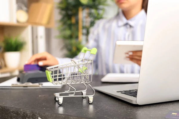 Empty Shopping Cart Laptop Table — Stock Photo, Image