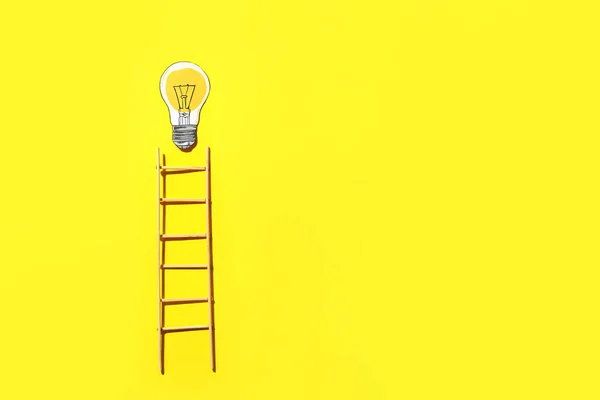 黄色の背景にはしごと電球 — ストック写真