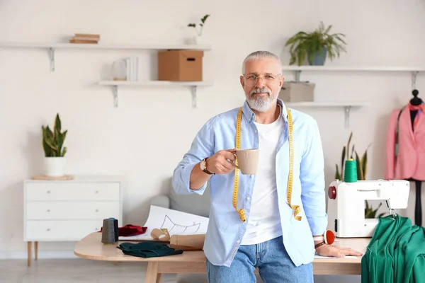 Créateur Mode Mature Avec Tasse Café Studio — Photo