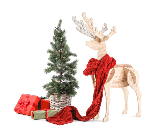 Rena Madeira Com Cachecol Árvore Natal Presentes Fundo Branco — Fotografia de Stock
