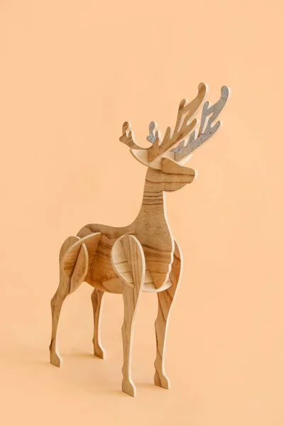 Decorative Reindeer Kayu Pada Latar Beige — Stok Foto
