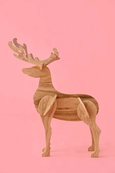 Dekoracyjny Drewniany Renifer Różowym Tle — Zdjęcie stockowe