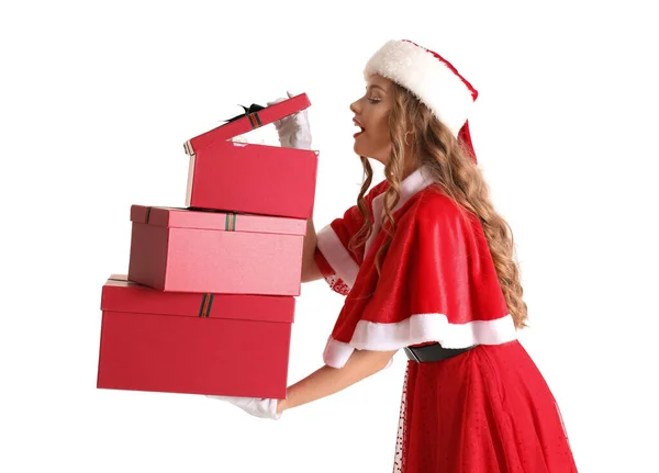Jonge Vrouw Santa Kostuum Met Geschenkdozen Witte Achtergrond — Stockfoto