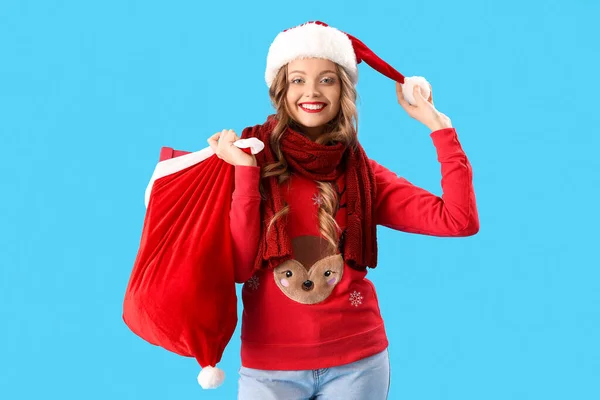 Young Woman Santa Hat Bag Blue Background — Stock Photo, Image