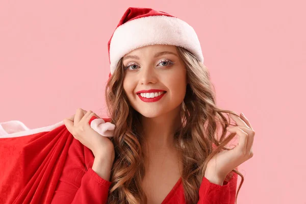 Jovem Mulher Chapéu Santa Com Saco Fundo Rosa — Fotografia de Stock