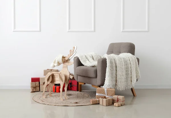 Renne Bois Avec Chapeau Cadeaux Noël Fauteuil Près Mur Léger — Photo