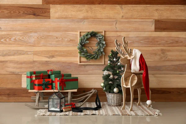 Reno Decorativo Con Sombrero Santa Claus Árbol Navidad Trineo Regalos — Foto de Stock