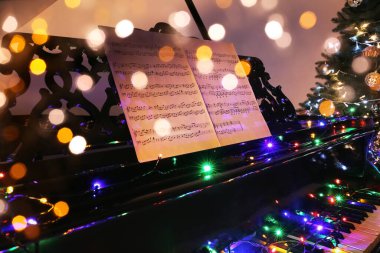 Noel için dekore edilmiş büyük piyano, yakın plan.