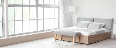 Büyük pencereli modern aydınlık yatak odasının içi