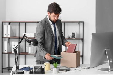 Ofiste eşyalarını toplayan genç adam kovuldu.