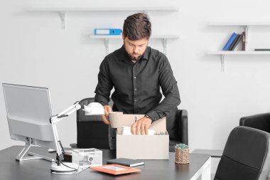 Ofiste eşyalarını toplayan genç adam kovuldu.