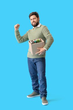 Happy, mavi arka planda kişisel eşyaları olan genç bir adamı kovdu.