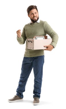 Happy, beyaz arka planda kişisel eşyaları olan bir kutuyu kovdu.