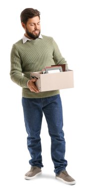 Beyaz arka planda kişisel eşyaları olan kovulmuş genç bir adam.