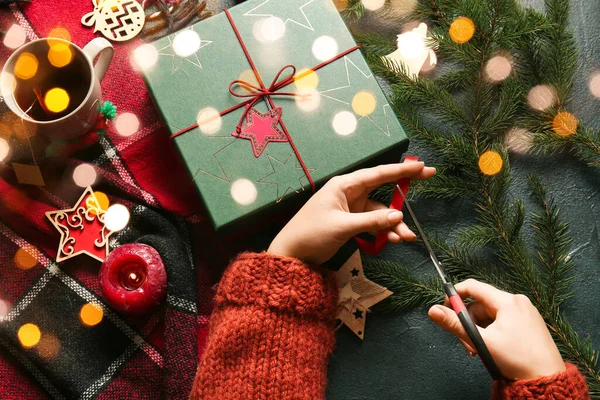 Vrouw Verpakking Kerstcadeau Donkere Achtergrond Bovenaanzicht — Stockfoto