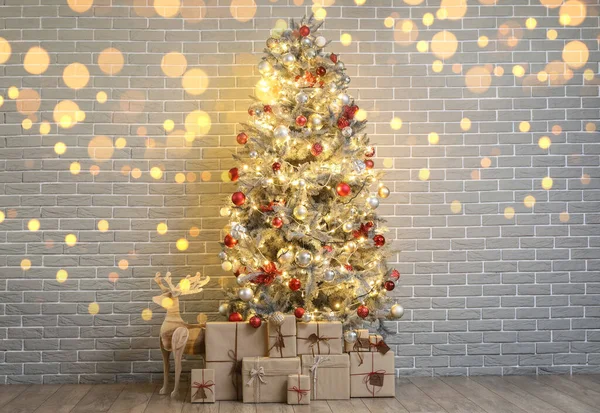 Gyönyörű Karácsonyfa Ajándékokkal Rénszarvas Közelében Téglafal — Stock Fotó