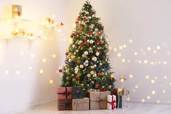 Árvore Natal Caixas Presente Renas Perto Parede Luz — Fotografia de Stock