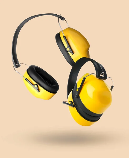 米色背景的现代听觉保护器 — 图库照片