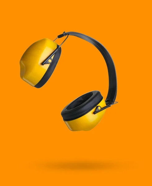 橙色背景下的现代听觉保护器 — 图库照片