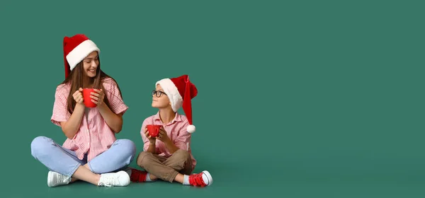 Petit Garçon Mère Dans Santa Chapeaux Boire Chocolat Chaud Sur — Photo