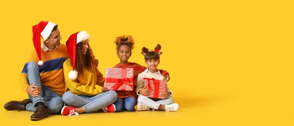 Joyeux Famille Tenant Cadeaux Noël Sur Fond Jaune Avec Espace — Photo