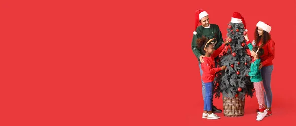 Boldog Család Díszítő Karácsonyfa Piros Háttér Helyet Szöveges — Stock Fotó