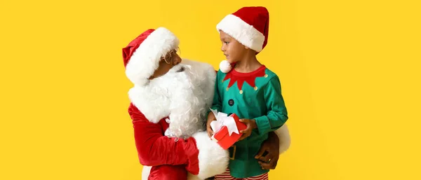 Маленький Афроамериканец Костюме Эльфа Подарком Санта Клаусом Жёлтом Фоне — стоковое фото