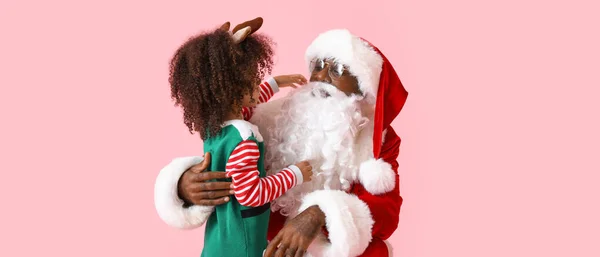 Niedliche Kleine Elfe Mit Weihnachtsmann Auf Rosa Hintergrund — Stockfoto