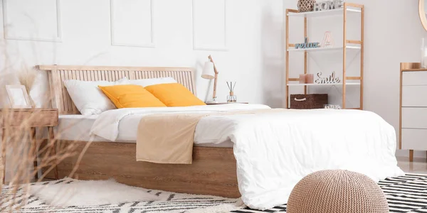 大きなベッド付きのモダンな部屋のインテリア — ストック写真