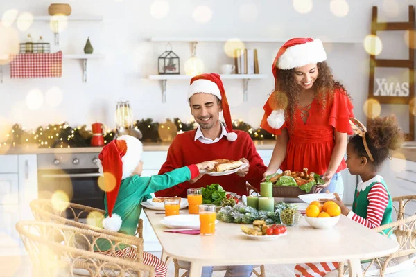 Lycklig Familj Som Äter Julmiddag Köket — Stockfoto
