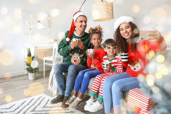Família Feliz Com Xícaras Chocolate Quente Tomando Selfie Casa Véspera — Fotografia de Stock